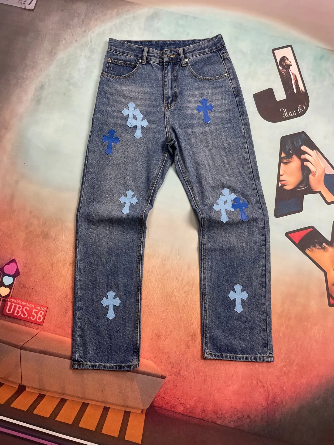 🅿️240 🔘Style No.-KL156 🔘Croline Heart𝐂𝐡𝐫𝐨𝐦𝐞 𝐇𝐞𝐚𝐫𝐭 Classic CH Blue Cross Patch Leather Jeans* These Cronic Heart Jeans show a luxurious and trendy style. High-quality denim is selected and undergoes complex washing processes to present natural gradient colors and retro textures. The iconic blue cross pattern is made of leather patches with exquisite cutting technology, and then finely sewn on the trousers by craftsmen, which is strong and delicate. The straight fit flatters your legs and is comfortable to wear. Pair it with a simple white T-shirt and white shoes to create a fresh and casual style; wear it with a black leather jacket and Martin boots to instantly transform into a cool and handsome punk style; combine it with a simple solid color shirt and loafers to create a sophisticated urban style and easily manage various occasions.  Size: S M L XL (28.30.32.34) Color: Blue